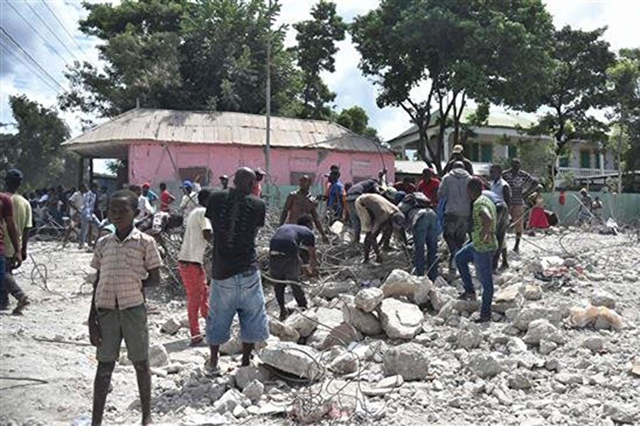 1.3 milyon kişi evsiz kaldı

                                    Depremde resmi rakamlara göre 316 bin kişi hayatını kaybederken 300 bin kişi yaralandı. Başta başkent Port-au-Prince olmak üzere ülkenin büyük bir bölümünde altyapı zarar gördü. Haiti'nin güneyinin büyük bir kısmının yerle bir olmasına neden olan deprem 1,3 milyon kişiyi de evsiz bıraktı.Depremin ardından büyük bir insani kriz yaşanan Haiti'ye birçok ülkeden yardım gönderilmesine rağmen yönetim boşlukları nedeniyle bu yardımlar gerekli yerlere ulaştırılamadı. Temiz su ve gıda sıkıntısı nedeniyle ülkede bazı noktalarda yağmalamalar yaşanırken çadır kentlerdeki kadın ve çocuklara yönelik tecavüz olayları da ülkenin düştüğü durumu gözler önüne serdi. 

  


  
O tarihten bu yana yeterli ekonomik ve insani yardımın yolsuzluk nedeniyle gerekli yerlere ulaştırılmaması zaten ekonomik sorunlarla boğuşan Haiti'yi sosyoekonomik açıdan çöküş durumuna getirdi.
                                