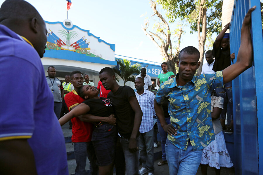 Ülke genelinde protestolar düzenleniyor

                                    Ülkede 7 Şubat'ta patlak veren hükümet karşıtı gösterilerde halk, ABD yanlısı olarak suçlanan ve yolsuzlukla mücadelede başarısız olduğu söylenen Devlet Başkanı Jovenel Moise’nin istifasını istiyor. Port-au-Prince ve diğer şehirlerde binlerce kişi, Venezuela tarafından 2005'te Orta Amerika ve Karayipler'deki yoksul ülkeleri desteklemek amacıyla hayata geçirilen Petrocaribe programının fonlarıyla ilgili yolsuzluk iddialarına tepki olarak protesto gösterilerine devam ediyor. 
  


  
ABD yanlısı olmakla suçlanan Devlet Başkanı Moise'ye tepki gösteren eylemciler, gösterilerde ABD bayraklarını ateşe veriyor. Moise, halka sükunet çağrısında bulunsa da muhalif gruplar radyo istasyonları aracılığıyla ülke genelinde protesto çağrısında bulunuyor.Ülke medyasına göre, gösterilerde en az 9 kişi hayatını kaybettiği ve çok sayıda kişi yaralandı. Gösterilerde 5 ABD vatandaşının da aralarında olduğu bir grup yabancı uyruklunun gözaltına alındığı ancak daha sonra serbest bırakıldığı belirtildi.
                                