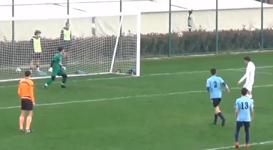 Genç futbolcu topu doğrudan auta göndererek, dikkat çeken bir harekete imzasını attı.