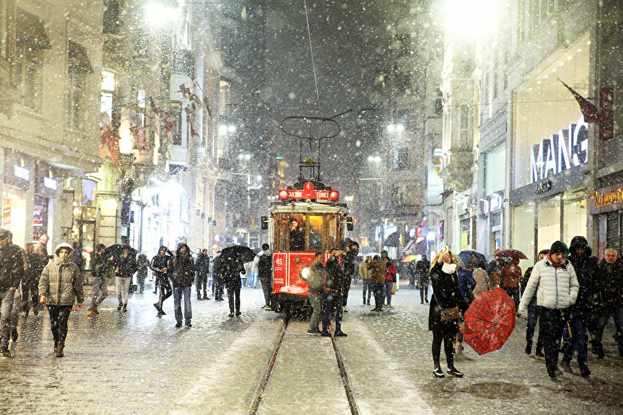 İstanbul'da kar yağışı etkili oluyor.