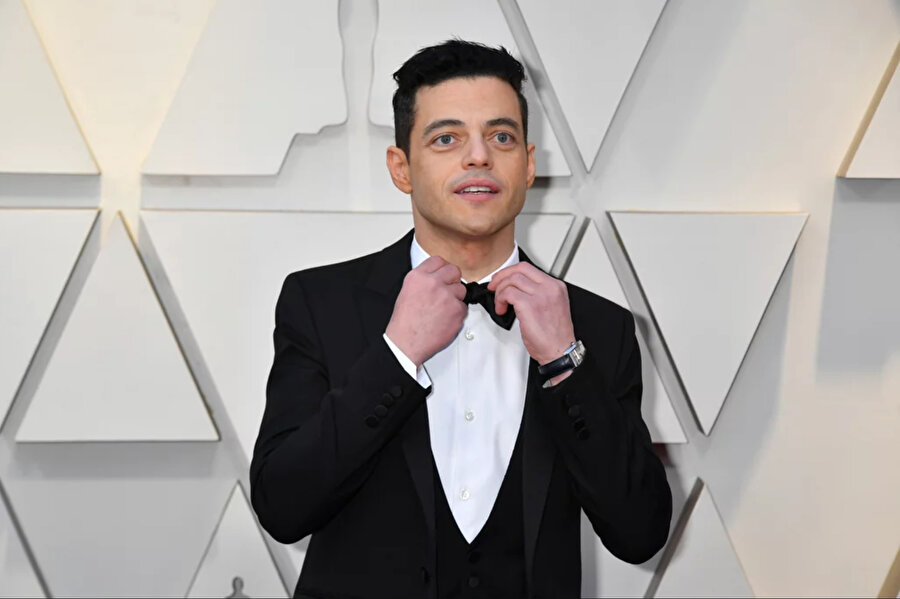 En İyi Erkek Oyuncu ödülünün sahibi Rami Malek ve geceye damgasını vuran papyonu.