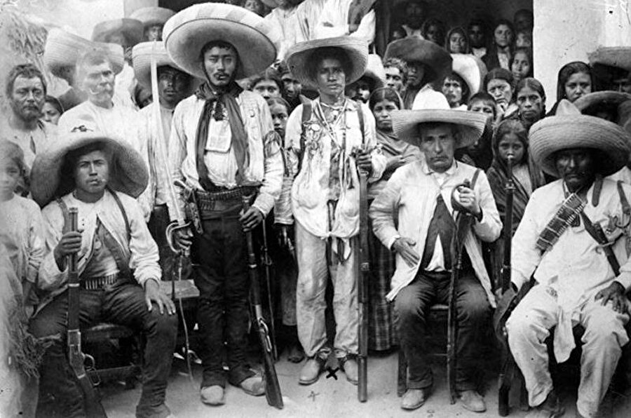 Meksika
ABD, Meksika Devrimi sırasında oligarşiyi yıkmak isteyen, aralarında Pancho Villa ve Emiliano Zapata'nın da olduğu devrimcilerle savaşmak için birlikler gönderdi. Ülkeyi 30 yıldan uzun süre kontrol eden diktatör Porfirio Diaz yönetimine arka çıkan Beyaz Saray, bu ilişkiyi korumak için 1913'te Francisco Madero'ya karşı yapılan kanlı darbeye destek verdi ve General Victoriano Huerta'yı devlet başkanı olarak göreve getirdi. Beyaz Saray'a Woodrow Wilson gelince Huerta'ya verilen destek çekildi ve silah ambargosu uygulandı. Huerta'ya silah sevkıyatının önlenmesi için 21 Nisan 1914'te Veracruz limanı işgal edildi. Aynı yıl 23 Kasım'a kadar süren işgalle Huerta devrilirken Venustiano Carranza yönetime geldi