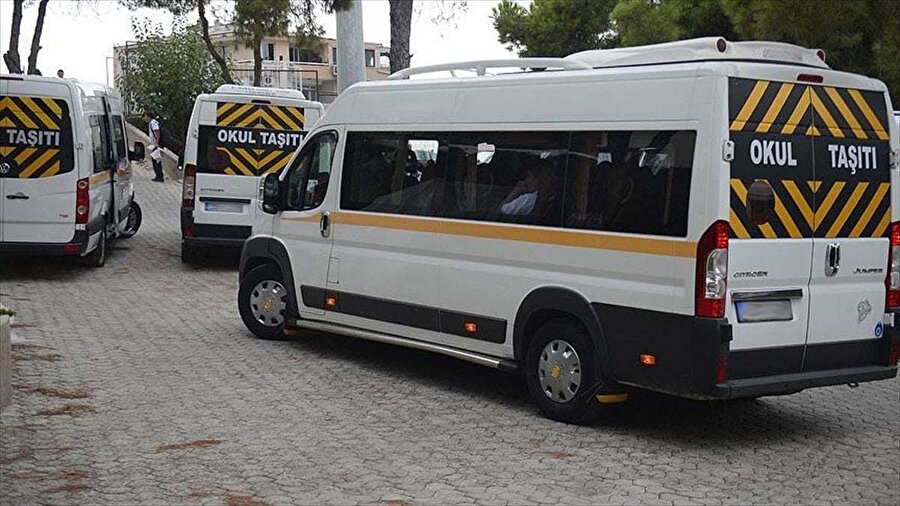 Servis şoförleri kar tatilinde ne yapıyor?
Okul servisi şoförleri okul başladığı dönemde 10 aylık ücrete anlaştığı için kar tatili dönemlerinde ekstra tatil yapmış olurlar. Kar tatillerine servis şoförlerinin ücretlerinde bir eksilme olmaz. Bazı servis şoförleri tatil olsa bile çalışmaya devam eder. Zira şoförlerin büyük bir kısmı bir şirkete bağlı olarak çalışır. Kar tatilinde tatil yapamayan şoförler sabah saatlerinde okul yerine özel sektörde çalışanları iş yerine bırakır. Çalışan şoförler için kar tatilinin tek olumlu yanının normal zamandan daha geç uyanmaları olduğu söylenebilir.
