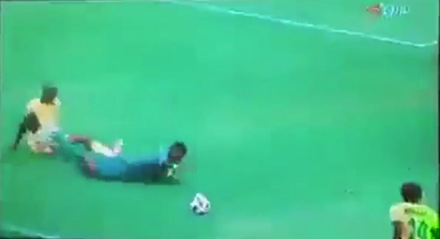 7 numaralı futbolcunun yerde kaldığı an.