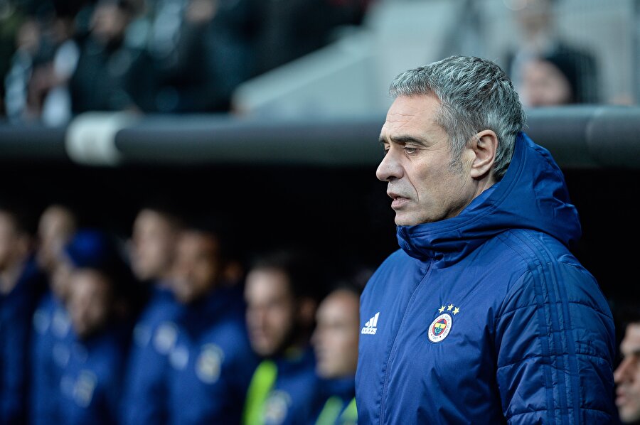 Ersun Yanal derbide oyuncularını kenardan izliyor.