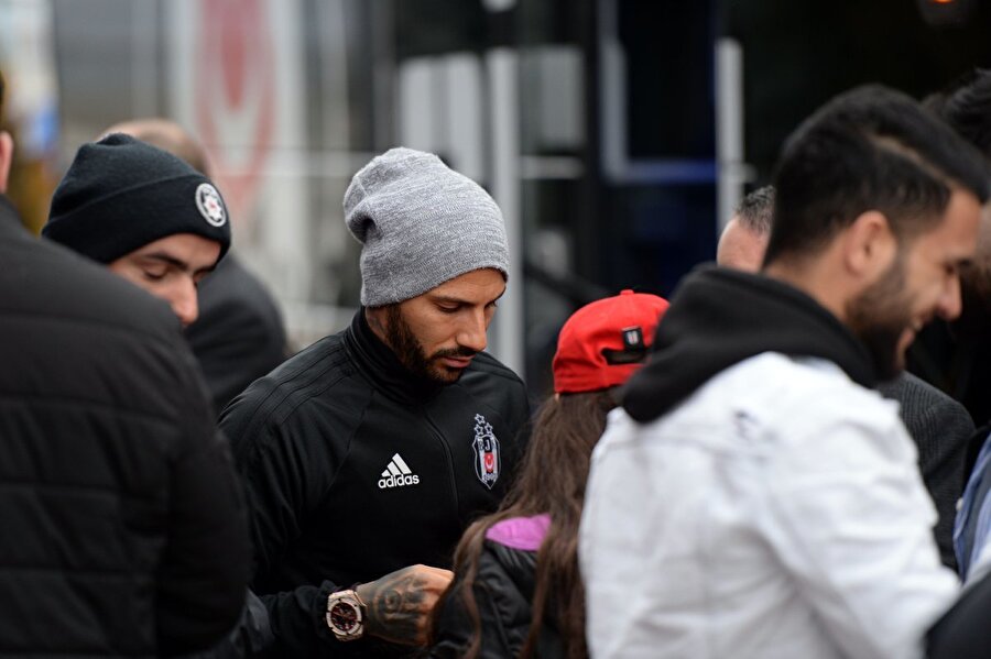 Ricardo Quaresma taraftarların imza isteğini kırmıyor.