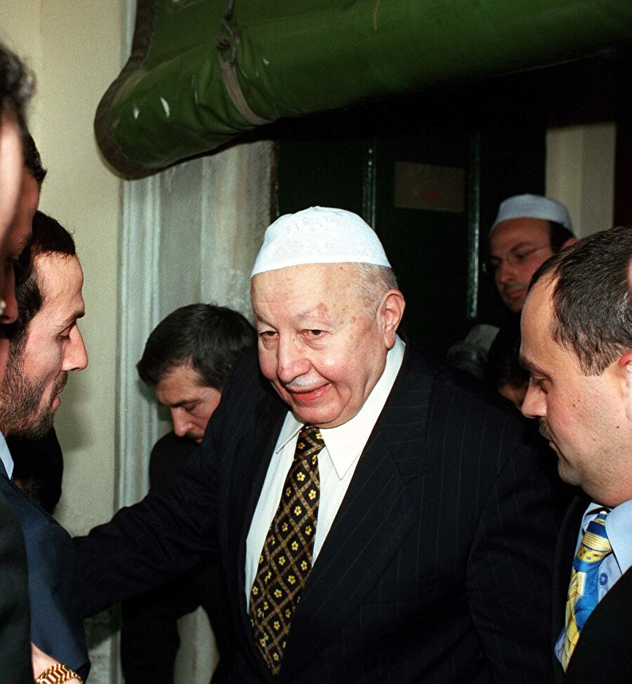 Erbakan'ın siyaseti dikkat çekti
Erbakan ve arkadaşlarının izlediği siyaset tarzı pek çok çevrenin dikkatini çekti.

  


  
12 Mart Muhtırası'nın ardından nisan ayında "laikliğe aykırı çalışmalar yürüttüğü" iddiasıyla Milli Nizam Partisi kapatıldı. 
  


  
Partisinin kapatılmasının ardından Erbakan, arkadaşlarıyla 11 Ekim 1972'de Milli Selamet Partisini (MSP) kurdu. Parti, 1973'teki seçimde 48 milletvekilliği ve 3 senatörlük kazanarak 51 parlamenterle Meclise girdi.