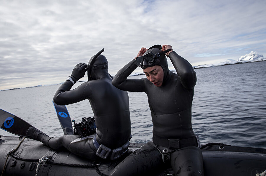 Buz dağlarının arasında dalışını yapan Ercümen, nefes kesen soğuğa rağmen suda 1 saat kaldı. Milli sporcu Ercümen'e dalışında Yeni Zelandalı profesyonel serbest dalgıç Jonathan Sunnex eşlik etti.