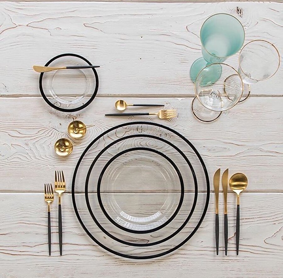 10. Sadenin şıklığı

                                    
                                    Mimarlar kalabalık masalar için minimalist bir yemek takımı öneriyor. Klasik tarzın modern dokunuşlarla harmanlandığı minamal tasarımlar, beyazın asaletini altın varaklı çizgilerle birleştiriyor.
                                
                                