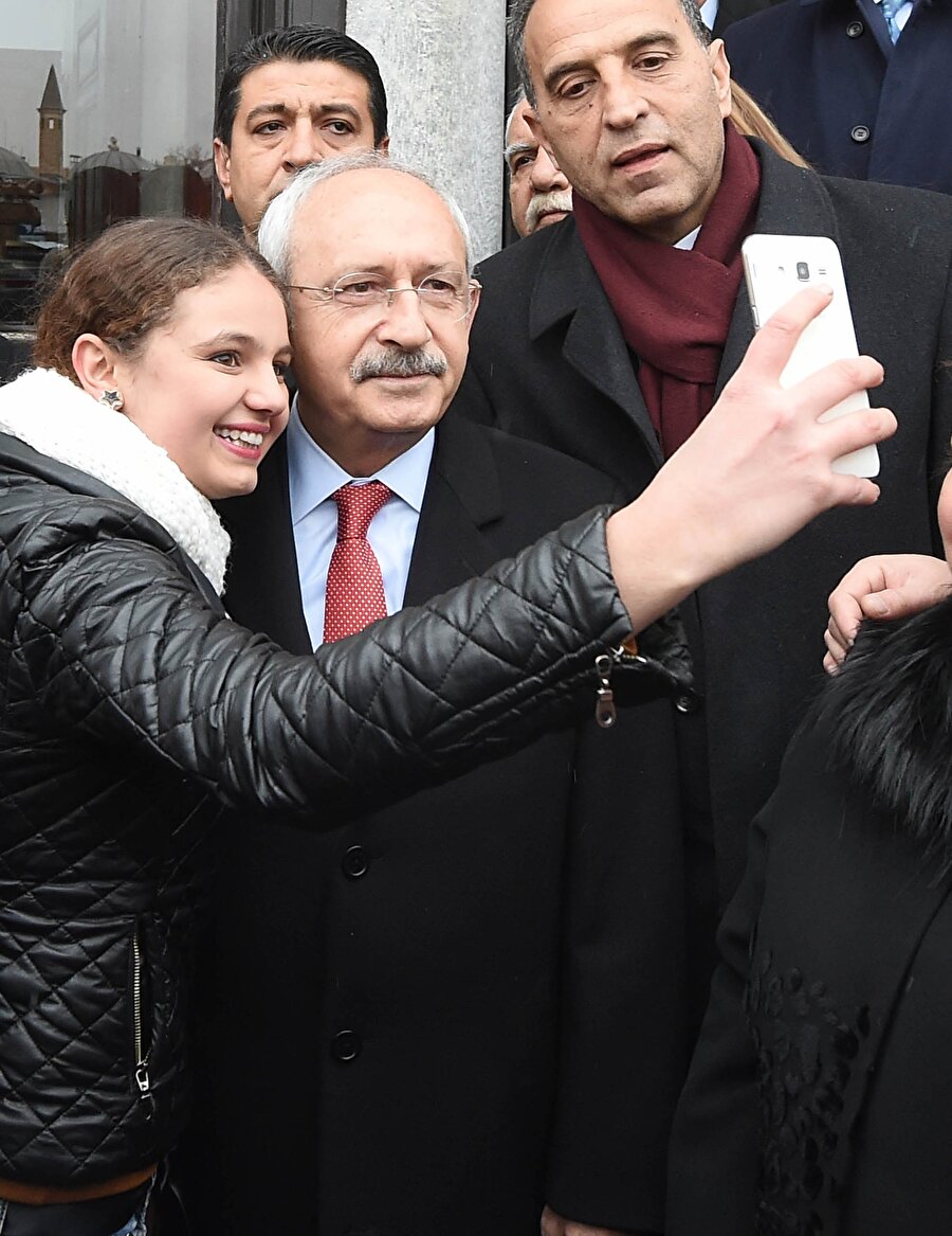 CHP Genel Başkanı Kemal Kılıçdaroğlu ve 'selfie' çeken bir vatandaş.