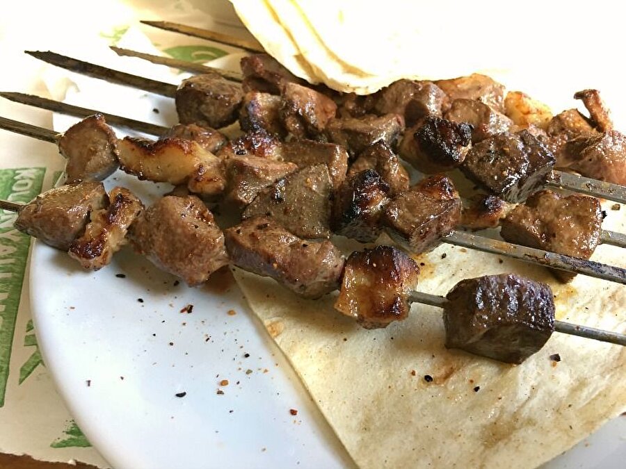 Ciğer Kebabı

                                    Urfa mutfağının olmazsa olmazı ciğer kebabı hem de dışarıda yediklerinizin aynısı. Bilindiği gibi Urfalılar günün her saati tüketiyor bu ciğeri. Üstelik birçok faydası bulunuyor. Tarif için: https://www.gzt.com/lokma/ciger-kebabi-29299