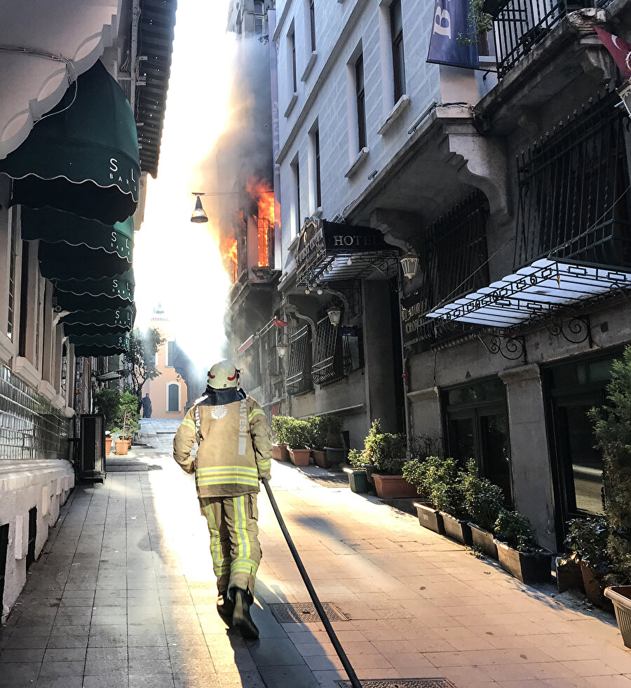 İtfaiye ekipleri yangına müdahale etti.