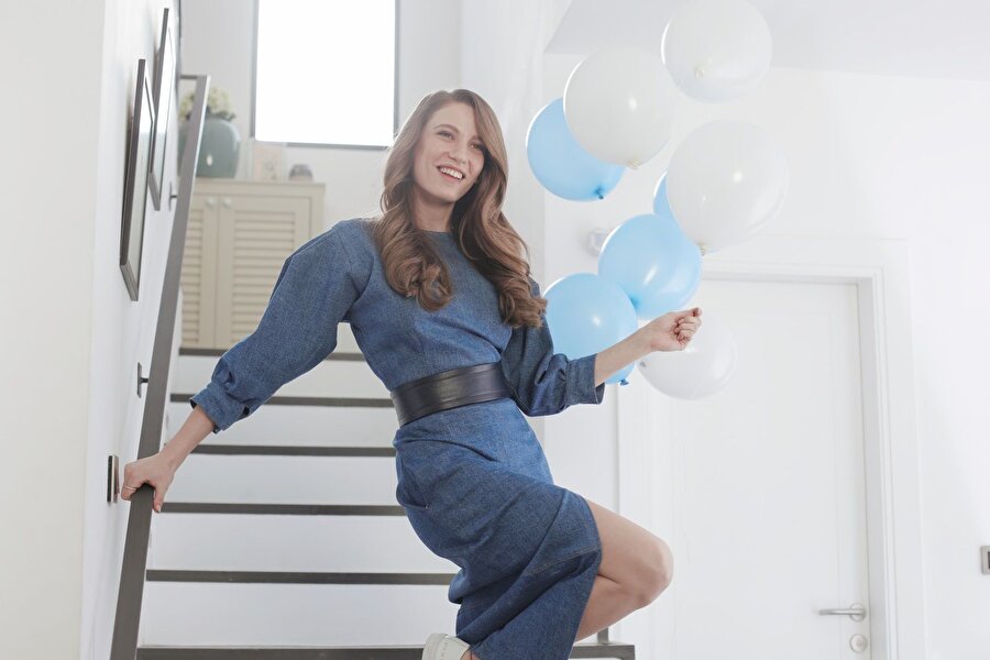 Serenay Sarıkaya, reklam projeleriyle de adından söz ettiriyor.