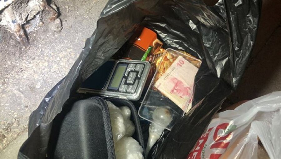 Bekçilerin şüphelendiği 2 kişinin üzerinden uyuşturucu çıktı.