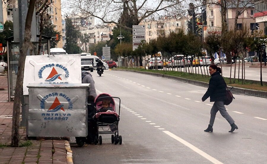 Çöpte yiyecek arıyor gibi yapan kadın esnafı bıktırdı.