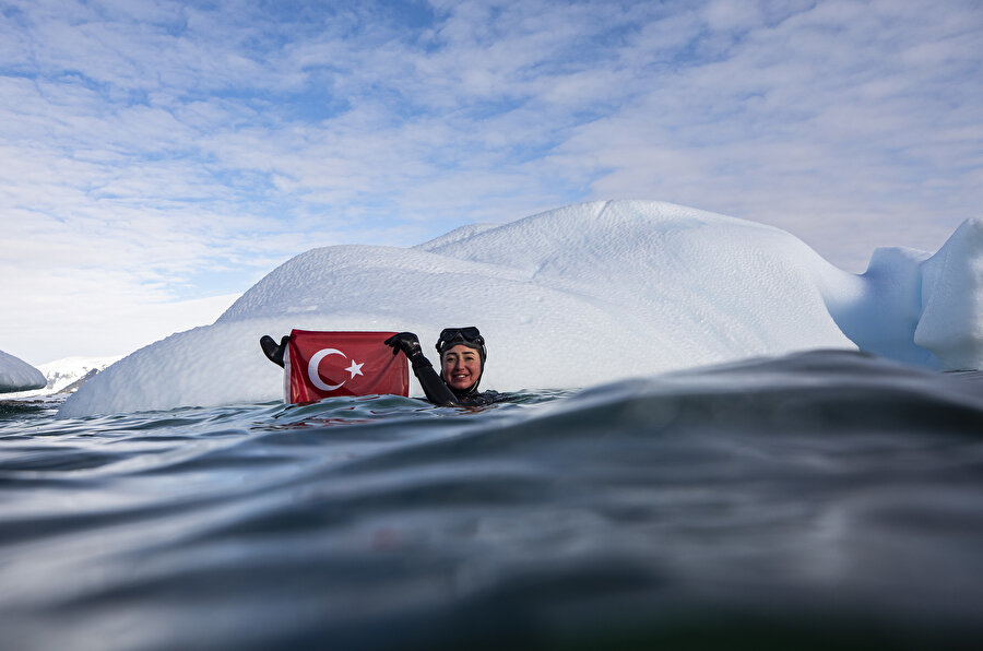 “Hiç unutmayacağım anılarla dönüyorum”

                                    Serbest dalış dünya rekortmeni milli sporcu Şahika Ercümen,
seferin çoğunun yolda geçmesinin ve fırtınayla karşılaşılmasının
motivasyonlarını düşürücü etmenlerden olduğunu söyledi. 
                                