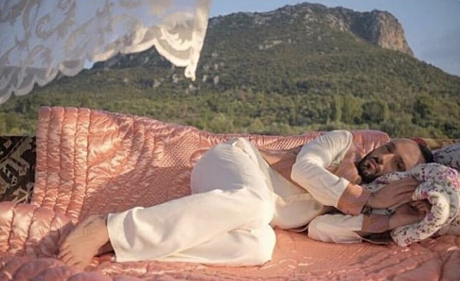 Ayağa kalkacak gücü toplamak için gözleri açıp bir süre bekliyoruz