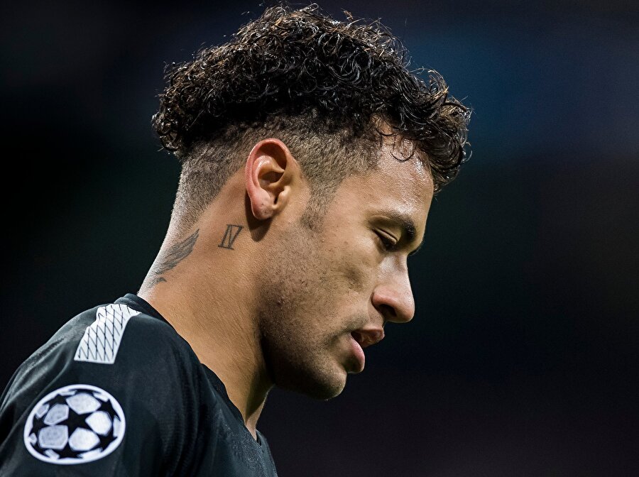 Neymar kaçırdığı golün ardından büyük üzüntü yaşıyor.