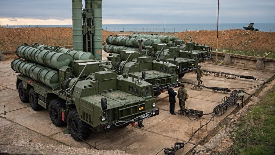 Türkiye'nin S-400 alımı konusunda liderlerin görüşleri neler?

                                    Erdoğan, Rusya'dan S-400 satın alımı konusunda geri dönüş
olmayacağının altını çizerek, "S-400 konusunda işi bitirdik, geri
dönüşümüz asla olamaz. Ruslarla anlaştık, ortak üretime gireceğiz, belki
S-400'den sonra S-500'e gireceğiz." ifadelerini kullanmıştı. 

Türkiye'ye
S-400 almaması yönünde yapılan uyarılara da tepki gösteren Erdoğan, "Bize
S-400'de dayatma yapanlar, niçin Yunanistan'a yapmıyor S-300 için? Niçin
Bulgaristan'a yapmıyor S-300 için? Niçin Slovakya'ya yapmıyor S-300 için?
Bunlar da aynı zamanda NATO ülkesi, yapın onlara da niye yapmıyorsunuz?"
sorusunu yöneltmişti. 

Rusya
Devlet Başkanı Vladimir Putin, geçen yıl Türkiye'ye yaptığı ziyarette,
Cumhurbaşkanı Erdoğan ile görüşmelerinde S-400 sistemlerinin teslimat
sürelerinin kısaltılmasına karar verdiklerini ifade etmişti.

 NATO
Genel Sekreteri Jens Stoltenberg de Türkiye'nin, Rusya'dan S-400 hava savunma
sistemleri alımına ilişkin yaptığı açıklamada, askeri kapasitelerini
geliştirmenin ülkelerin kendi ulusal kararı olduğunu belirterek, NATO için
önemli olanın farklı sistemlerin müşterek bir şekilde çalışabilmesi olduğuna
işaret etti.
                                