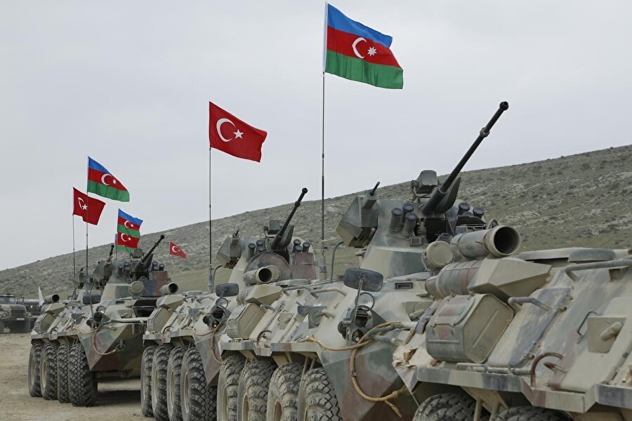 Türkiye-Azerbaycan askeri tatbikatı
Türk ve Azerbaycan Silahlı Kuvvetleri 1-5 Mayıs 2017’de Azerbaycan'da ortak askeri tatbikat gerçekleştirdi. 

  
Azerbaycan Savunma Bakanlığından yapılan açıklamada, Azerbaycan ve Türkiye arasındaki askeri iş birliği çerçevesinde, iki ülkenin Silahlı Kuvvetleri arasındaki koordinasyonun geliştirilmesi amacıyla gerçekleştirildiği belirtilmişti.

  
5 gün süren tatbikatta bin asker, 80 tank ve zırhlı araç, 60 top ve havan topu, 12 Mi-35 ve Mi-17 taarruz ve nakliye helikopterleri ve hava savunma sistemleri yer aldı. Tatbikat kapsamında temsili düşman hedeflerinin kara ve havadan hedef alındığı çeşitli görev ve manevralar gerçekleştirildi.