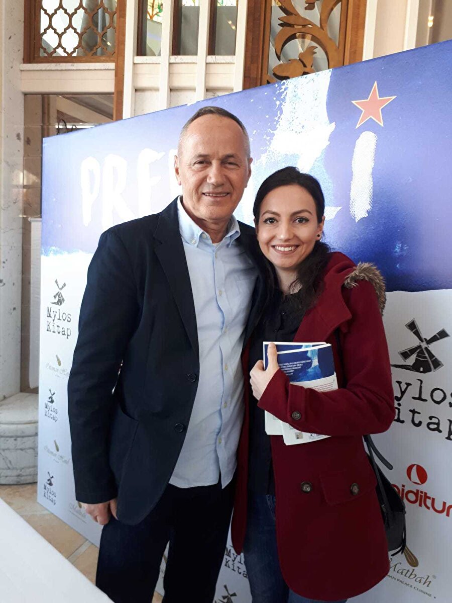 Cevad Prekazi, GZT Spor editörü Tuğçe Ergül'le hatıra fotoğrafı çektiriyor.