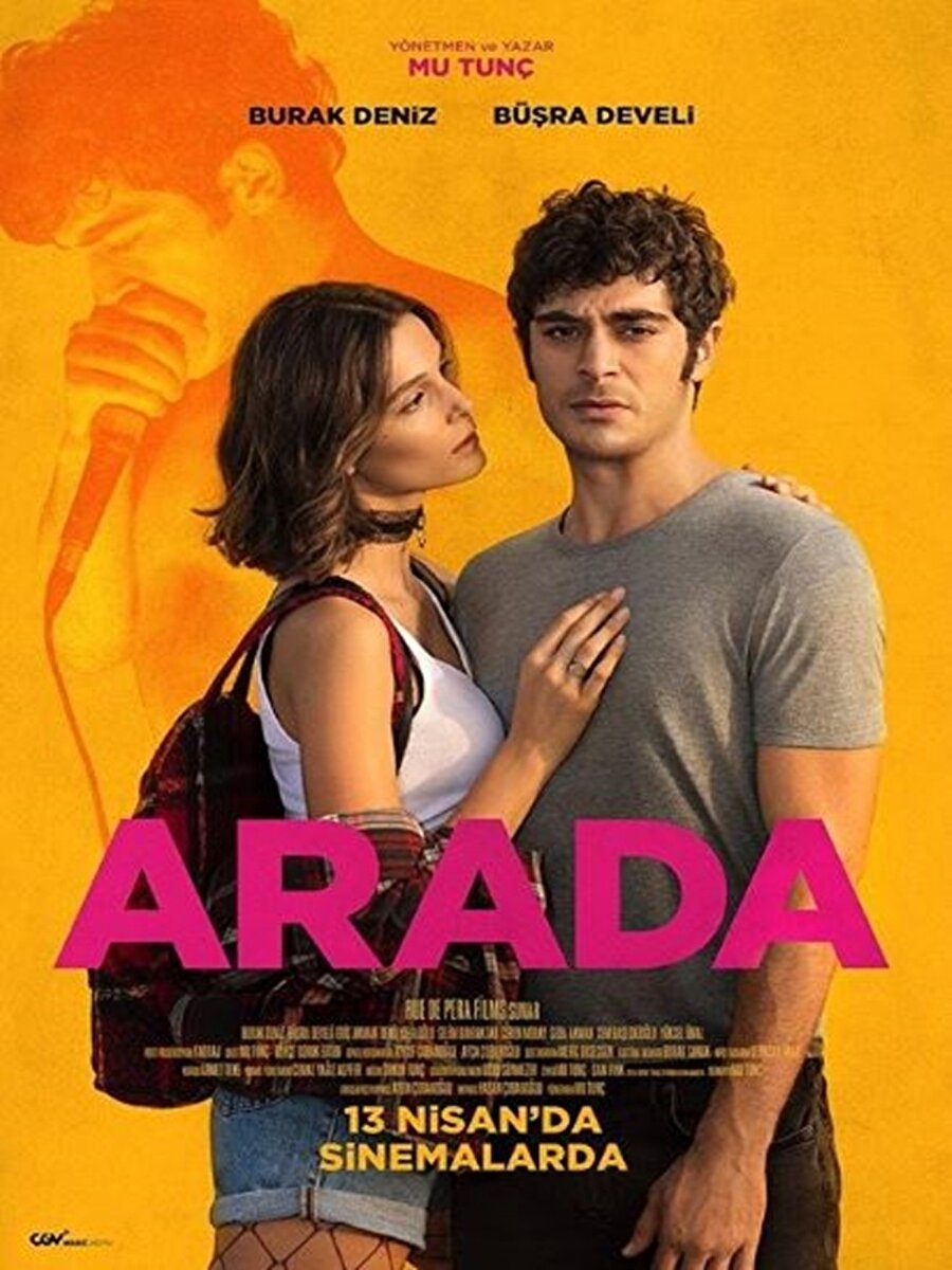 7. Arada
Ali Kemal Çınar'ın yönetmenliğini yaptığı "Arada", bildiği iki dili de tam anlamıyla kullanamayan ve hayatı bu iki dil arasında sıkışıp kalmış bir adamın bu durumdan kurtulmak için başvurduğu yolları anlatıyor.