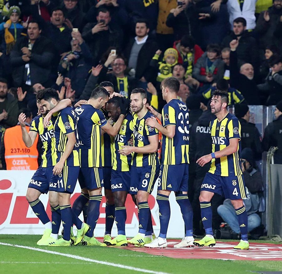 Mehmet Topal, bu sezon çıktığı 28 maçta 3 gol atarken 3 de asist yaptı.