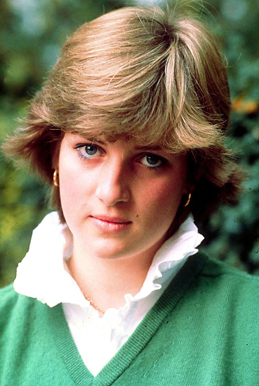 
                                    Edward John Spencer 1975 yılında İngiliz soylu unvanı Earl Spencer'ı aldıktan sonra kızı Prenses Diana, Lady Diana Spencer adını aldı. Gençlik döneminde utangaç bir yapısı olan Prenses Diana'nın müziğe ve dansa ilgisi vardı. Çocukları da çok severdi. İsviçre'deki Institut Alpin Videmanette'deki eğitimini bitirdikten sonra Londra'ya taşındı ve çocuklarla ilgili işlerde çalıştı. Young England Kindergarten Anaokulu'nda asistan olarak görev yapmaya çalıştı.
                                