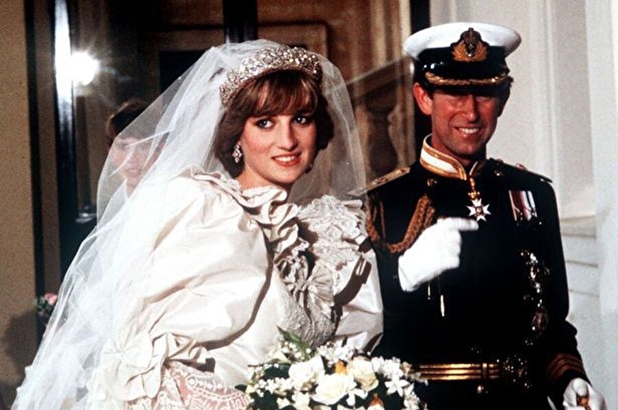 
                                    İngiliz Kraliyet Ailesi'nin varisi olduğu için Prens Charles üzerinde büyük bir medya ilgisi vardı. Medya ve kamuoyu, Charles ve Diana çiftinin her anına tanıklık ediyordu. Son derece utangaç olan Prenses Diana bir anda kendisini moda ve popüler kültürün ana odak noktası olarak buldu. Prens Charles ve Prenses Diana, 29 Temmuz 1981'de dünya evine girdi. Çiftin düğünü tüm dünyada yayınlandı ve milyonlarca insan evlilik yeminine şahit oldu. Birçok medya kuruluşu töreni, yüzyılın düğünü olarak adlandırdı.
                                