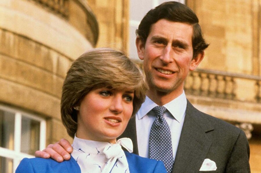 
                                    Prens Charles ve Prenses Diana'nın dışarıdan bakılınca peri masallarını andıran evliliği, aslında pek de yolunda gitmiyordu. Prenses Diana depresyona girdi ve bulimiya sorunlarıyla mücadele etti. Dönemin İngiltere başbakanı John Major, Aralık 1992'de Avam Kamarası'nda İngiliz Kraliyet Ailesi'nden gelen ve çiftin ayrıldığını duyuran bildiriyi okudu. Prens Charles ve Prenses Diana 1996 yılında resmen boşandı.
                                