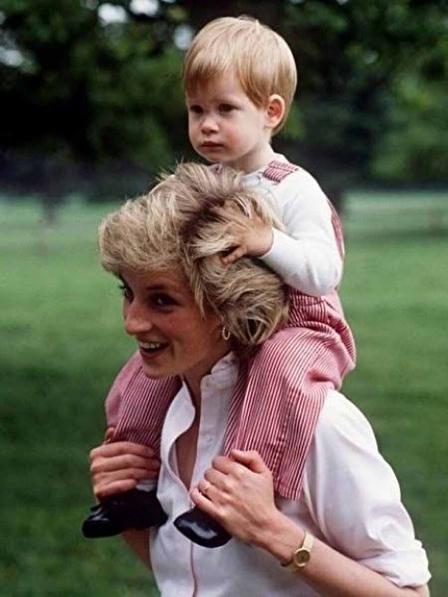 
                                    21 Temmuz 1982'de, Prens Charles ve Prenses Diana'nın ilk çocukları Prens William Arthur Philip Louis dünyaya geldi. 15 Eylül 1984 tarihinde de çiftin ikinci erkek çocukları Prens Henry Charles Albert David doğdu. Kraliyet Ailesi sorumluluklarından bunalan Prenses Diana, kendi ilgi alanlarına yönelmeye karar verdi. Desteğe ihtiyacı olan çocuklara, HIV ve AIDS virüsü taşıyan bireylere ve evsizlere yardım etmeye başladı
                                