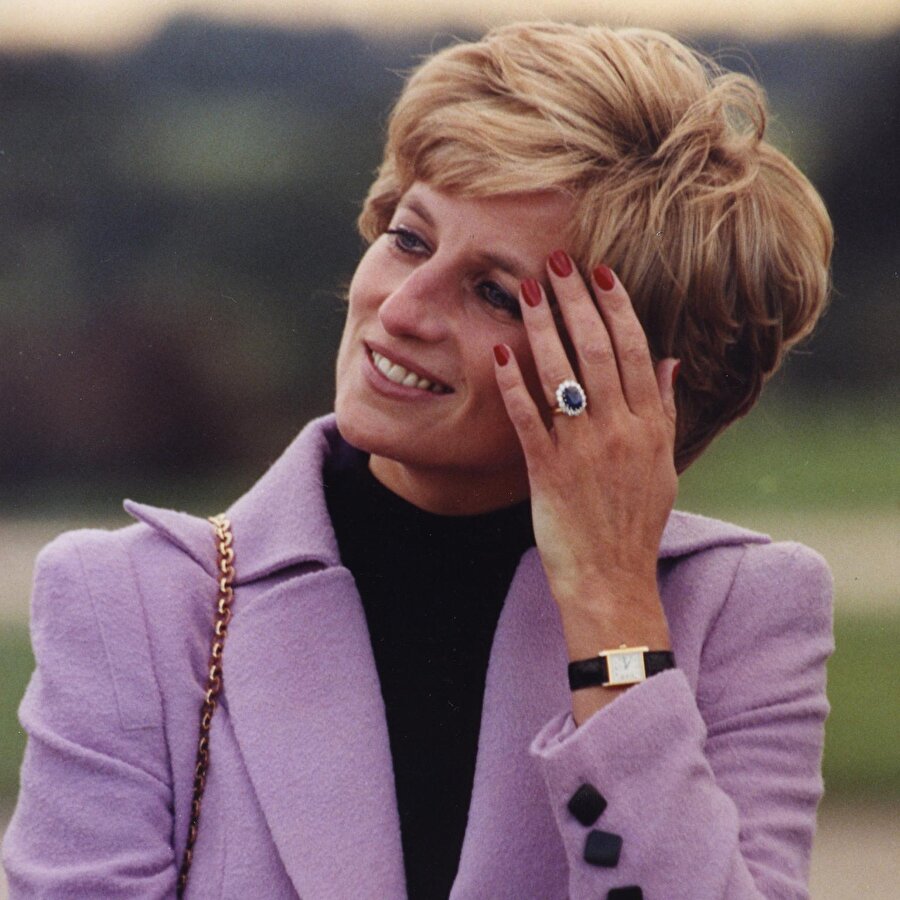 
                                    Paris seyahatine çıkan çift, 31 Ağustos 1997'de magazincilerden kaçmaya çalışırken trafik kazası geçirdi. Dodi Fayed ve aracın sürücüsü olay yerinde yaşamını yitirdi. Diana ağır yaralı olarak hastaneye kaldırıldı. Ne yazık ki birkaç saat sonra öldüğü açıklandı.
Prenses Diana'nın ani ölümü dünyada şok etkisi yarattı. Diana'nın ölümünün ardından Kraliçe II. Elizabeth açıklama yapmakta gecikti ve bu durum kamuoyunun büyük tepki vermesine yol açtı. 
                                
