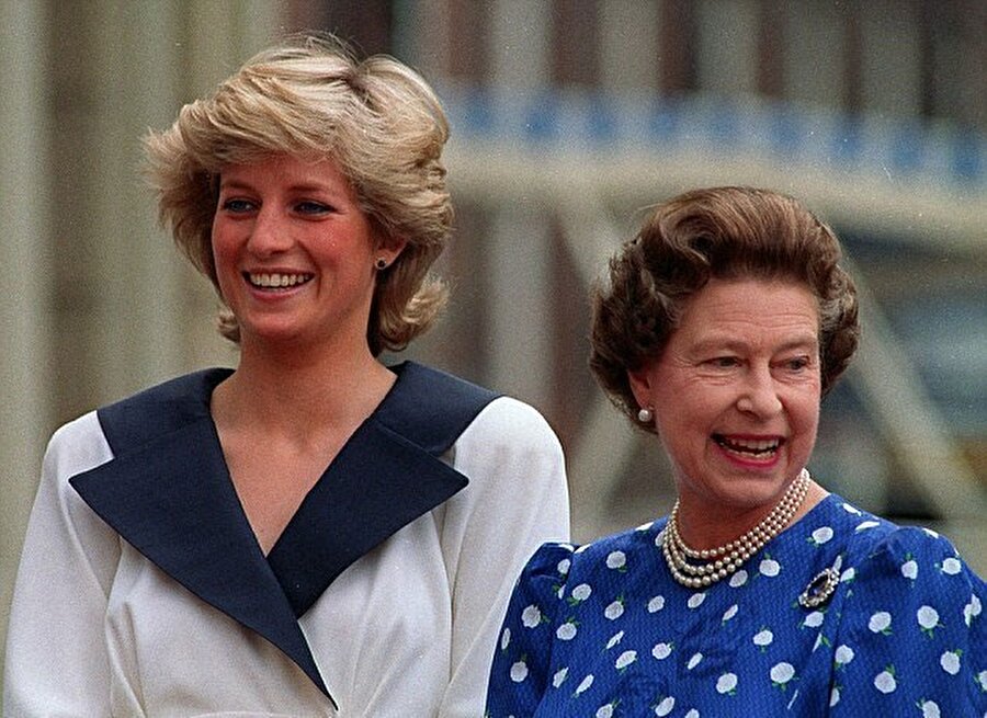 
                                    Kraliçe II. Elizabeth en sonunda 5 Eylül 1997'de Prenses Diana için şu sözleri söyledi: 'Diana'yı tanıyan hiçkimse onu unutmayacak. Onunla tanışmayan fakat onu tanıdığını hisseden nice milyonlar onu hatırlayacak. Özellikle onun yaşamından, sıra dışı ve hareketli tepkilerinden ve ölümünden çıkarılması gereken dersler olduğuna inanıyorum. Onun anısını el üstünde tutmak için metanetinizi paylaşıyorum.'
6 Eylül 1997'de Prenses Diana'nın cenaze töreni Kensington Sarayı'nda düzenlendi. Top arabası üzerine konulan tabutu altı siyah atla taşındı. Cenaze törenine on binlerce insan katıldı ve tören tüm dünyada canlı yayınlandı. 15 yaşındaki Prens William ve 12 yaşındaki Prens Harry anneleri için son görevlerini yerine getirdi.
                                