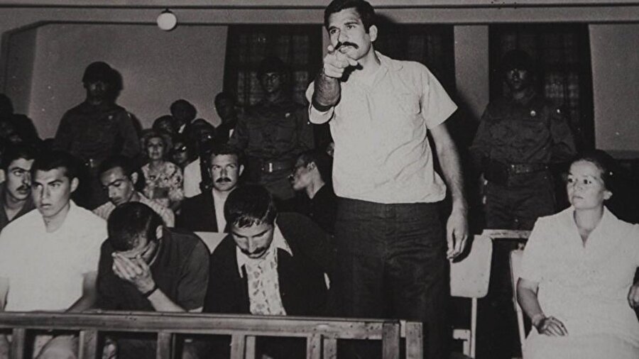 "Ara rejim" dönemi başladı
Başbakan Süleyman Demirel'in istifa etmek zorunda kaldığı bu süreçte Türkiye, temel hak ve özgürlüklerin kısıtlandığı "ara rejim" dönemine girdi. 
  


  
Muhtıra sonrasında başlanan operasyonlarda birçok kişi gözaltına alınıp hapse atıldı. Çok sayıda işkence ve kötü muamele iddialarının ortaya atıldığı, demokrasinin kaybedildiği bu süreçte, Deniz Gezmiş, Yusuf Aslan ve Hüseyin İnan, 6 Mayıs 1972'de idam edildi. 
  


  
Dönemin CHP Kocaeli Milletvekili Nihat Erim, partisinden istifa ederek 26 Mart 1971'de başbakan oldu ve yeni hükümeti kurdu. Çok uzun ömürlü olmayan yeni kabine, yerini 22 Mayıs 1972'de Ferit Melen hükümetine bıraktı.