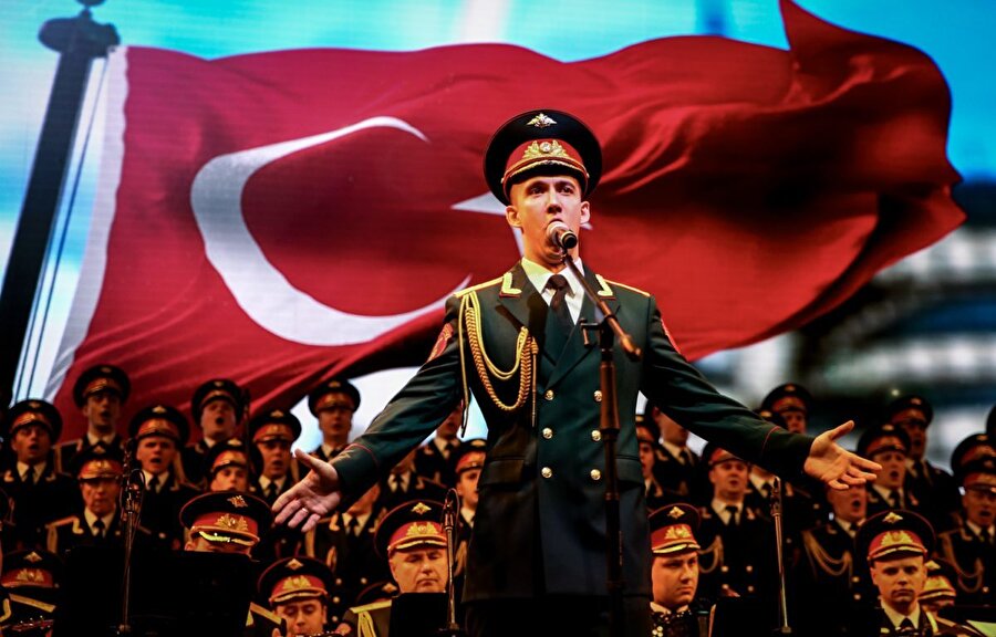 Aleksandrov Rus Kızılordu Korosu, İstanbul’da verecekleri konserde; koro üyeleri, orkestra, dansçı ve solistlerden oluşan 120 kişilik ekiple sahne alıyor.