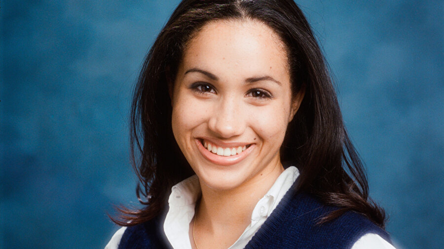 
                                    
                                    
                                    
                                    Rachel Meghan Markle, 4 Ağustos 1981'de  Los Angeles'ın Kaliforniya eyaletinde  doğdu. Afro Amerikalı bir anne ve Amerikalı bir babanın kızı. 2003 yılında Chicago yakınlarındaki Northwestern Üniversitesinden tiyatro ve uluslararası ilişkiler alanında diploma alarak mezun oldu. Birleşmiş Milletler kadın elçisi. 
                                
                                
                                
                                