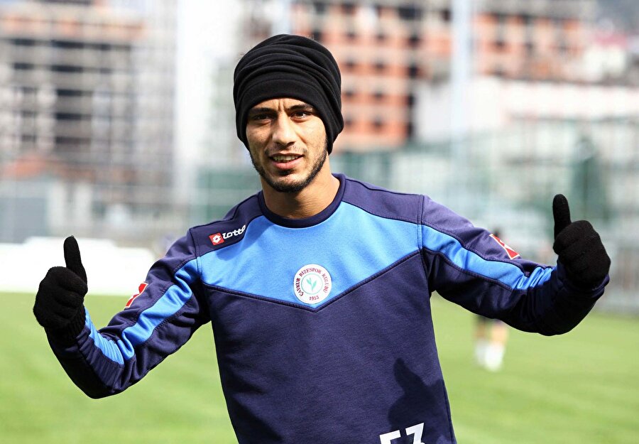 Ali Adnan basın mensuplarına poz veriyor.