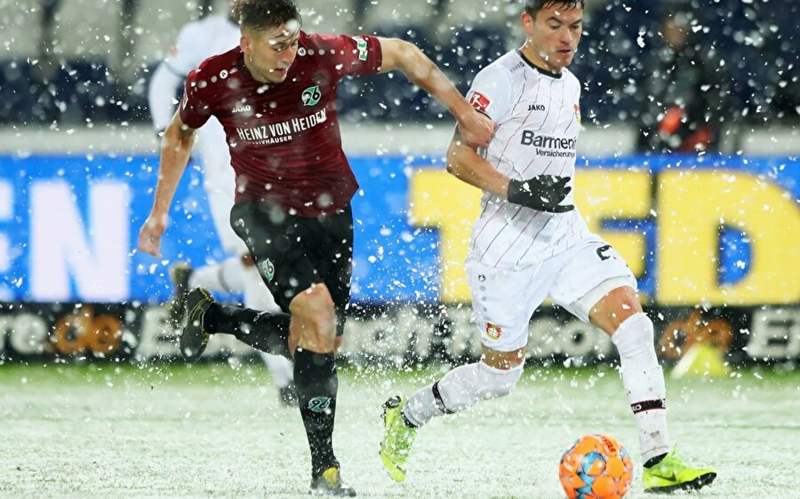 Karşılaşma yoğun kar yağışı altında oynandı.