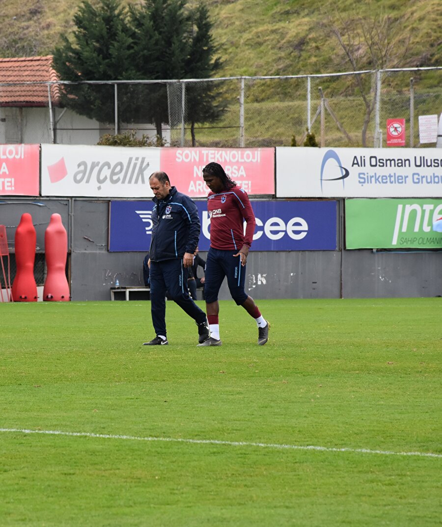 Hugo Rodallega sakatlığının ardından idmanı yarıda bırakıyor.