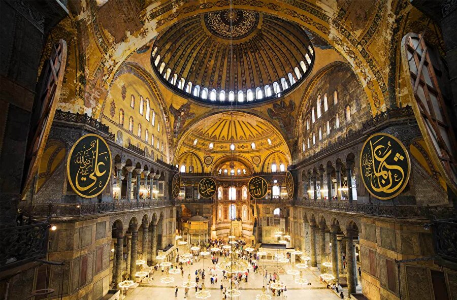 Fatih Sultan Mehmet Han İstanbul'u fethedince camiye dönüştürülen Ayasofya, 532 - 537 yılları arasında tarihi yarımadada katedral olarak inşa edildi.
