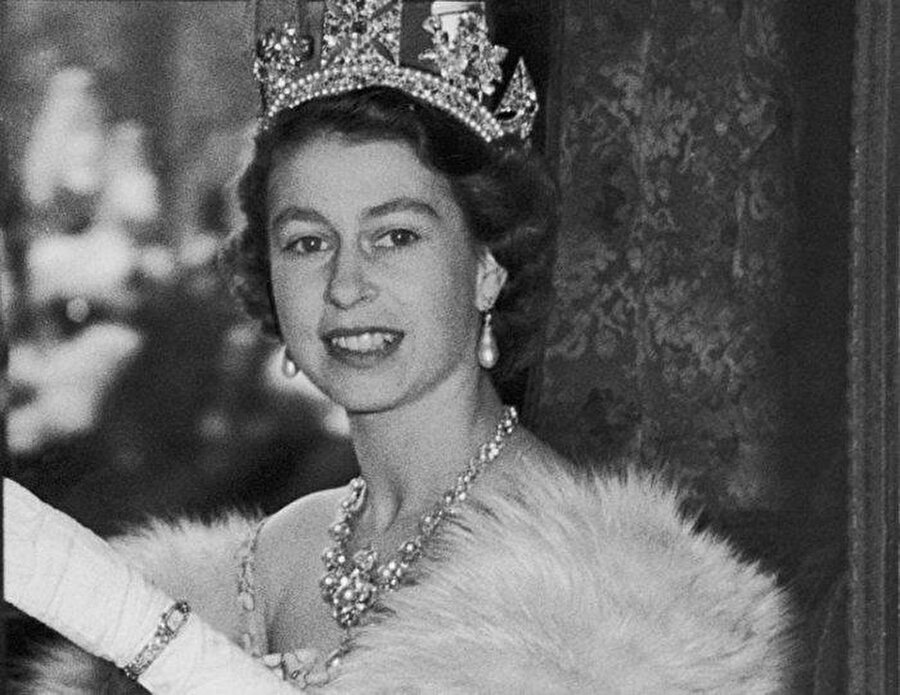 
                                    
                                    
                                    
                                    
                                    Amcası VIII. Edward’ın kraliyet ailesinin dışından biriyle aşk yaşaması sebebiyle 1936 yılında Elizabeth’in Babası Prens Albert tahtta ikinci sırada yer almış ve Kral olarak tahtta oturmuştur.
                                
                                
                                
                                
                                