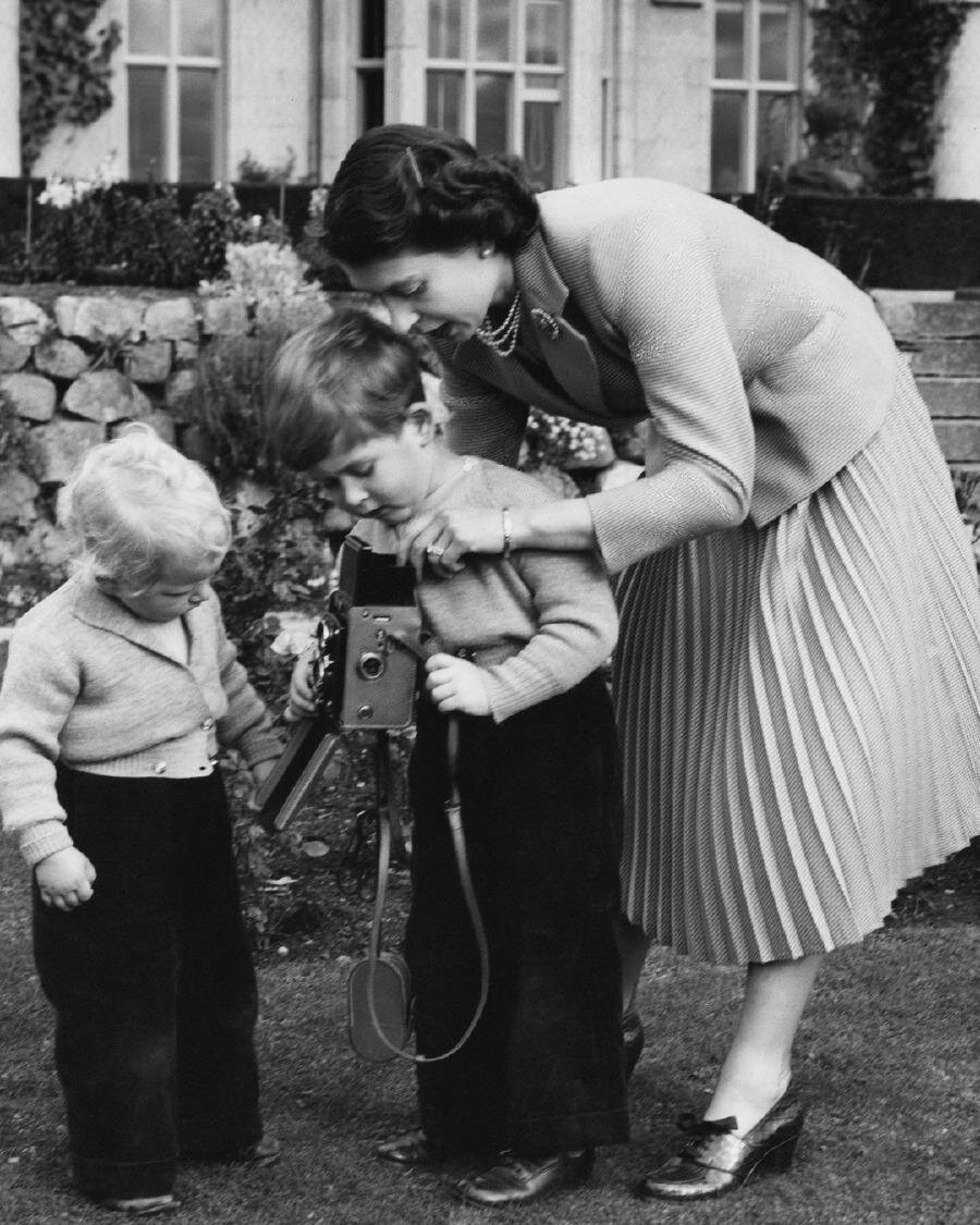 
                                    
                                    
                                    
                                    
                                    İkinci Elizabeth’in 1952 yılında babası VI. George vefat etmiş ve Kraliçe Elizabeth, coşkuyla taç giymiştir. Taç giyme töreni, dünya çapında Televizyon kanalları tarafından özel yayın olarak hazırlanmış ve monarşi için yeni bir çağın başladığını belirtmişlerdir. 
                                
                                
                                
                                
                                