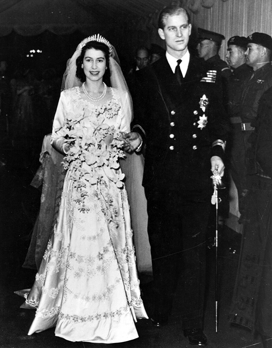 
                                    
                                    
                                    
                                    
                                     Ancak Philip’in Kraliyet Donanması’nda görev yapmasıyla bu durum aşılmıştır. Elizabeth, 1948 yılında ilk çocuğu olan Prens Charles’ı dünyaya getirmiştir. Toplamda dört çocuğu olmuştur. Charles, Anne, Andrew, Edward.
                                
                                
                                
                                
                                