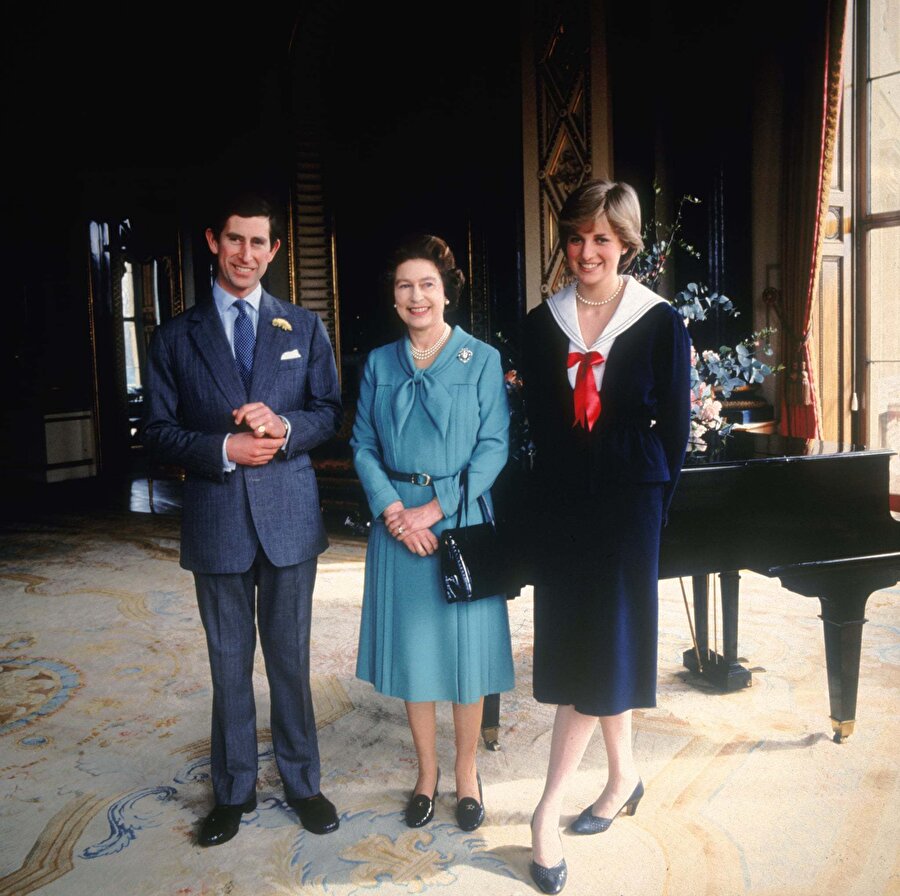 
                                    
                                    
                                    
                                    
                                    1990’lı yıllara gelindiğinde 1981 yılında Prens Charles ve Lady Diana’nın düğünü medya ile yaygın bir cazibe haline getirilmiştir. Ancak onların bu evliliği skandallara yol açacak ve rüya evlilik bozulacaktır. Kraliçeye giderek dokunulamıyor gibi algı yaratmaya çalışan medya bu sansasyonel dönemi Diana’nın ölümü ile birlikte rafa kaldırmıştır.
                                
                                
                                
                                
                                