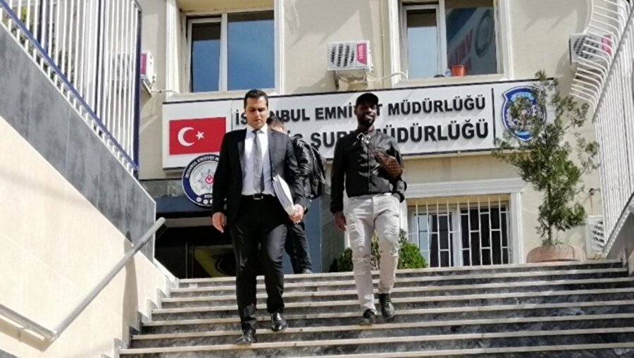 İfade veren Varela, avukatıyla birlikte emniyetten ayrılıyor.