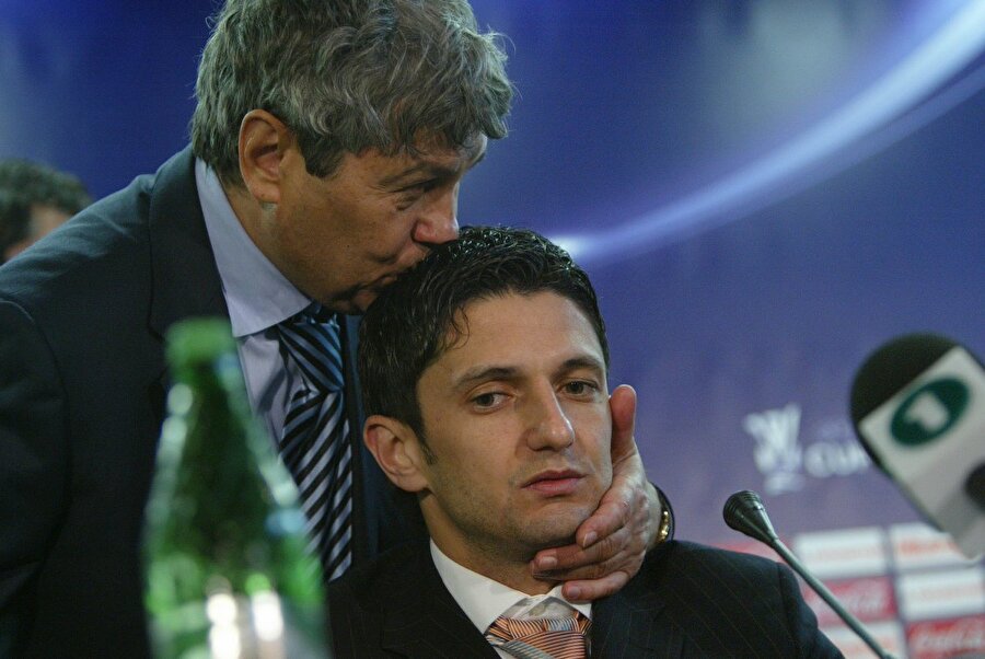 Mircea Lucescu, oğlu Razvan Lucescu'yu öpüyor.