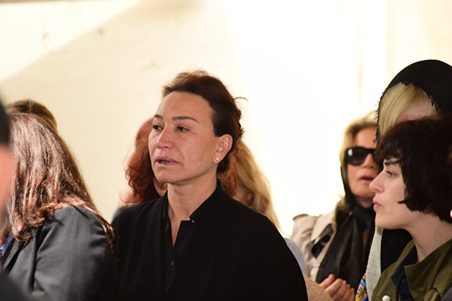 Demet Akbağ eşi Zafer Çika'nın cenaze törenininde zor anlar yaşadı.