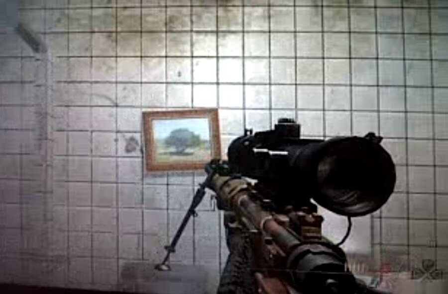 Call of Duty
Oyun içinde harabe bir evin tuvaletinde kirli bir klozet üzerinde hadis-i şerif ile sarılı bir çerçeve bulunuyor.