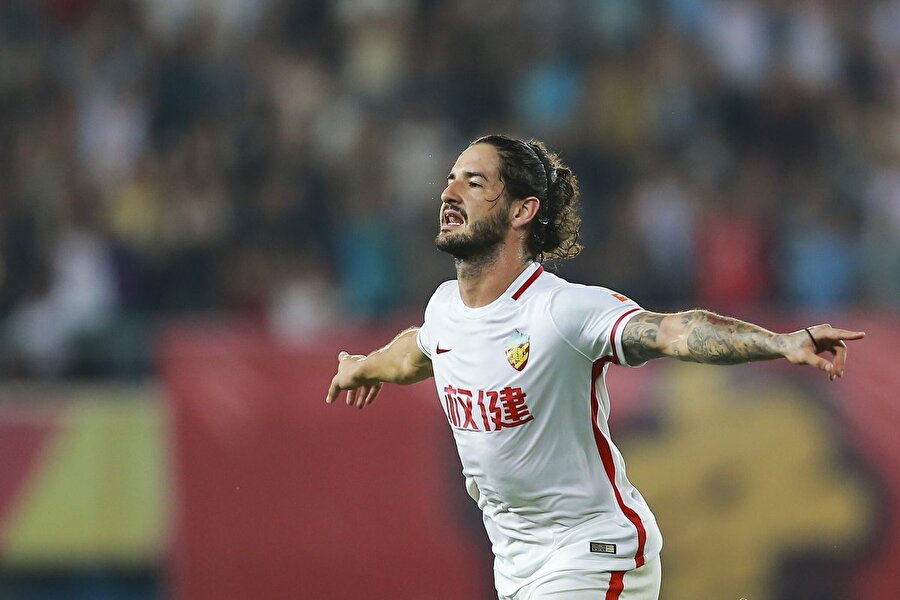 Pato kariyerinde Chelsea ve Milan gibi önemli kulüplerde forma giymişti.