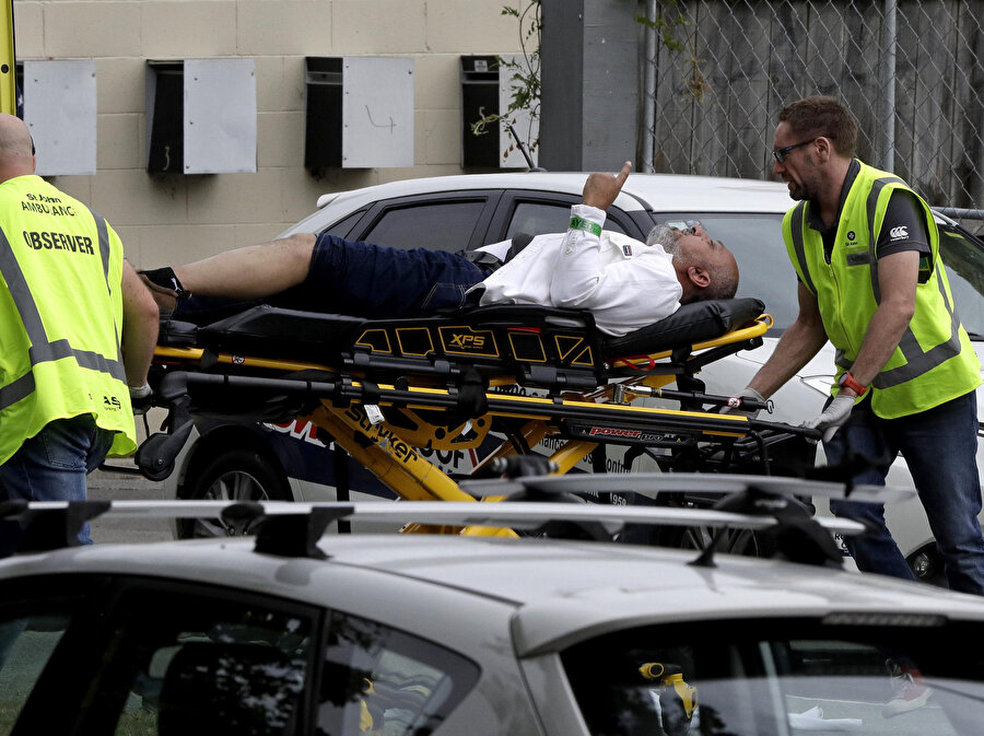 Yeni Zelanda, 2019: İki camiye terör saldırısı

                                    Yeni Zelanda'nın ChristChurch kentindeki iki camiye, cuma namazı sırasında silahlı terör saldırısı düzenlendi. 49 kişinin yaşamını yitirdiği terör saldırısının ardından 4 kişi yakalandı. Terör saldırısıyla ilgili 1’i kadın 4 kişinin gözaltına alındığı öğrenildi. Teröristlerden Avustralya vatandaşı olan Brenton Tarrant isimli kişinin saldırıyı planlayan olduğu ve eylemi kendi hesaplarından canlı yayınladığı tespit edildi.

  
Teröristlerin kendi hesaplarından yayınladığı görüntülerde katliamı canlı yayınladığı, camiye girerken ateş açmaya başladıkları ve hareket eden her şeyi hedef aldığı görüldü. Teröristler görüntülerde silahlarını ve şarjörlerini sıklıkla değiştirirken, katliam öncesi paylaşımlarında ırkçı müzikler dinlediği, sosyal medya mecralarında ırkçı ve Müslüman karşıtı ifadelerde bulundukları dikkati çekti.

  
Terörist Tarrant'ın silahına yazdığı isimler arasında tarihte Osmanlılara karşı savaşmış Lazar Hrebeljanovic, Milos Obilic, Baja Pivljanin, Novak Vujosevic gibi Sırp figürler yer alırken, araçta çalan Sırpça şarkının sözlerinde "Bosna Kasabı" olarak bilinen savaş suçlusu Radovan Karadzic'e yönelik övgü dolu ifadeler duyuldu.
                                